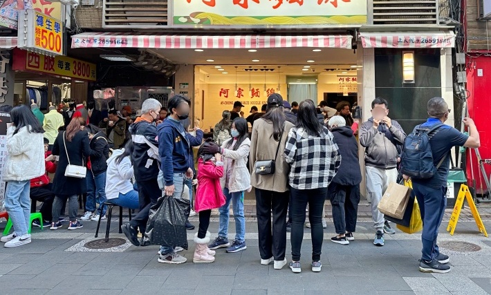 阿宗麵線 觀光客必吃的排隊美食 就算寒風吹、汗流浹背也甘願站著吃！西門町必吃美食 @兔貝比的菲比尋嚐