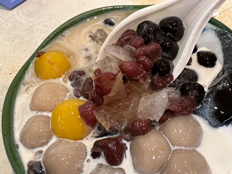 愛玉之夢遊仙草 臨江通化夜市 港仔最愛的超人氣甜湯冰品！ @兔貝比的菲比尋嚐