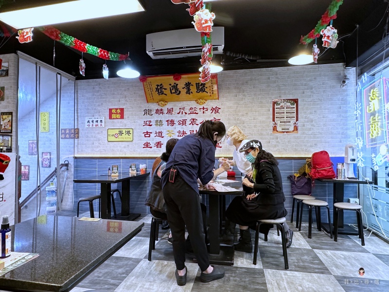 龍囍茶檔茶餐廳 超過30種以上主食 必點黯然銷魂飯、冰火菠蘿油 想吃港點免飛香港！ @兔貝比的菲比尋嚐