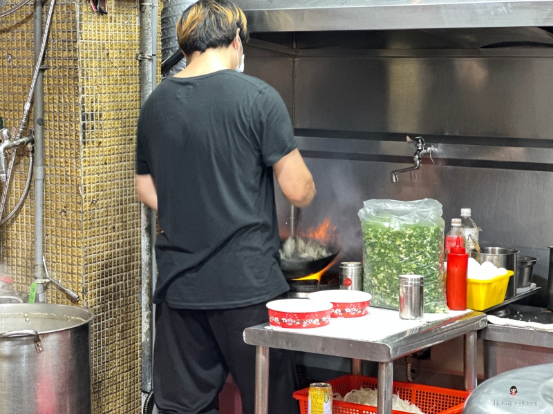 天下炒飯 這炒飯真的超級蝦 整串像肉粽 都看不到飯了！ @兔貝比的菲比尋嚐