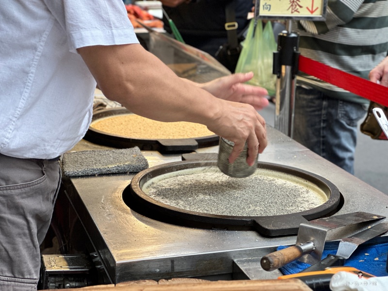 李師傅功夫麥餅 一週只出現2天 最強人體圓規 現做麥仔餅超療癒！ @兔貝比的菲比尋嚐