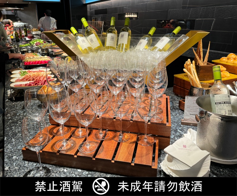 漢來集團首間Fine Dining Buffet 島語自助餐廳 鱈場蟹、干貝、生蠔、海膽、肋眼牛排自由 超過200道料理吃爽爽啦！平日午餐菜色 @兔貝比的菲比尋嚐