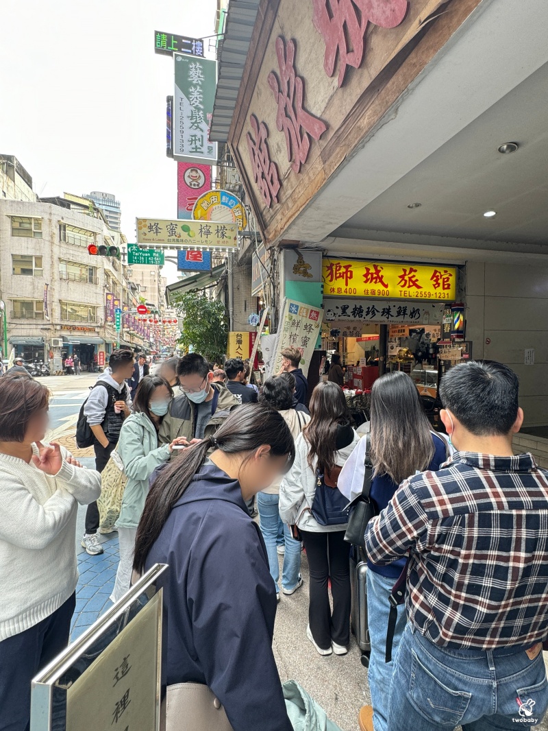 脆皮鮮奶甜甜圈台北店 台北最火的鮮奶脆皮甜甜圈 皮酥內軟一吃就原地戀愛了！ @兔貝比的菲比尋嚐