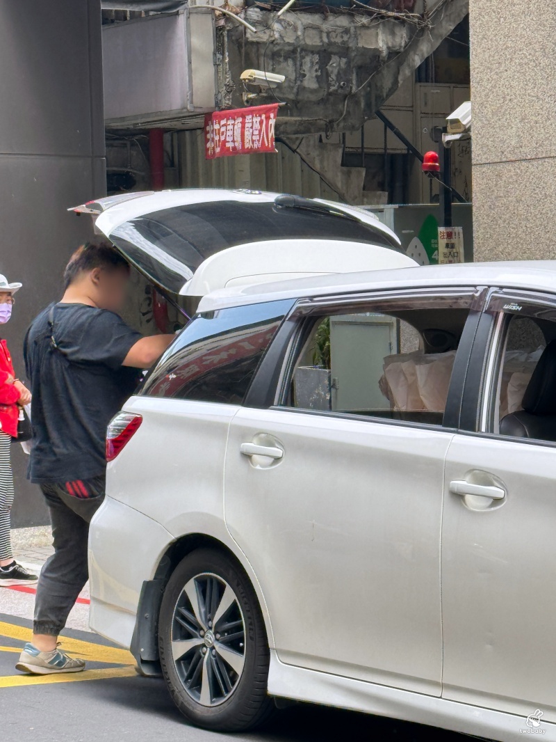 脆皮鮮奶甜甜圈台北店 台北最火的鮮奶脆皮甜甜圈 皮酥內軟一吃就原地戀愛了！ @兔貝比的菲比尋嚐