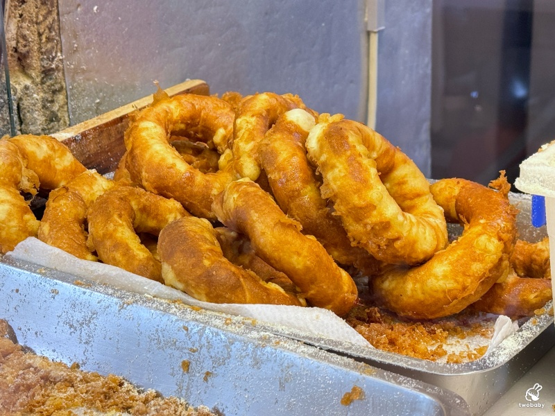 脆皮鮮奶甜甜圈台北店 台北最火的鮮奶脆皮甜甜圈 皮酥內軟一吃就原地戀愛了！ @兔貝比的菲比尋嚐