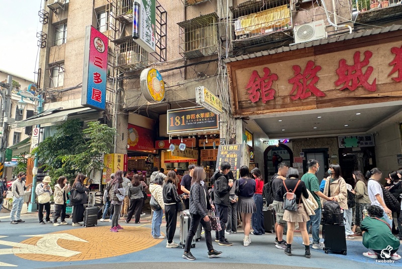 脆皮鮮奶甜甜圈台北店 台北最火的鮮奶脆皮甜甜圈 皮酥內軟一吃就原地戀愛了！ @兔貝比的菲比尋嚐