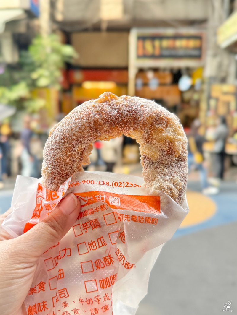 脆皮鮮奶甜甜圈台北店 台北最火的鮮奶脆皮甜甜圈 皮酥內軟一吃就原地戀愛了！ @兔貝比的菲比尋嚐