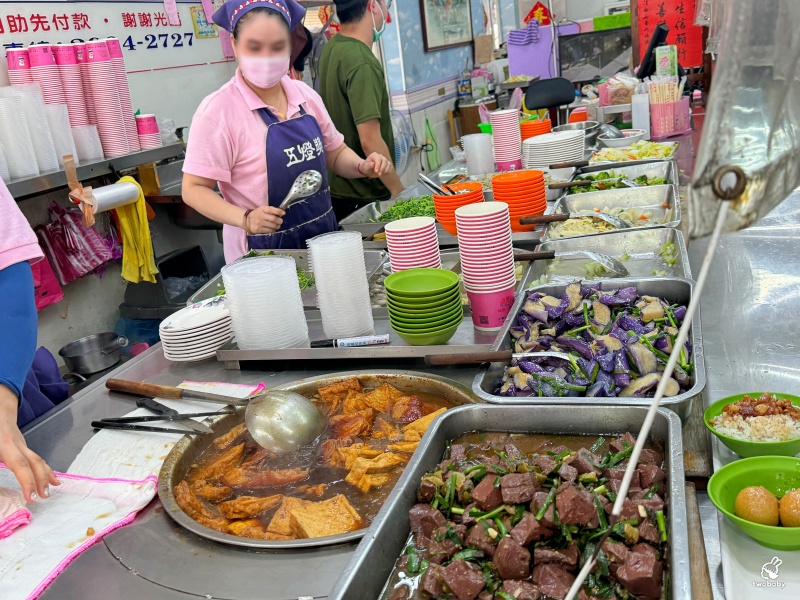 五燈獎豬腳滷肉飯正義北路店 AI教父黃仁勳最愛的豬腳就是這一家 在地人推薦必吃滷肉飯！ @兔貝比的菲比尋嚐