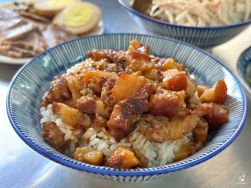 潘古早味滷肉飯 古早味手切滷肉飯 口口肉塊超滿足！ @兔貝比的菲比尋嚐