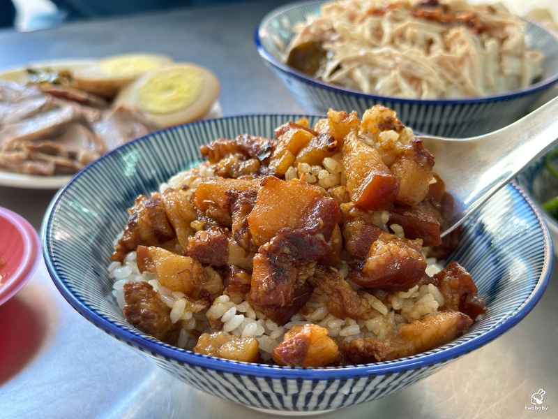 潘古早味滷肉飯 古早味手切滷肉飯 口口肉塊超滿足！ @兔貝比的菲比尋嚐