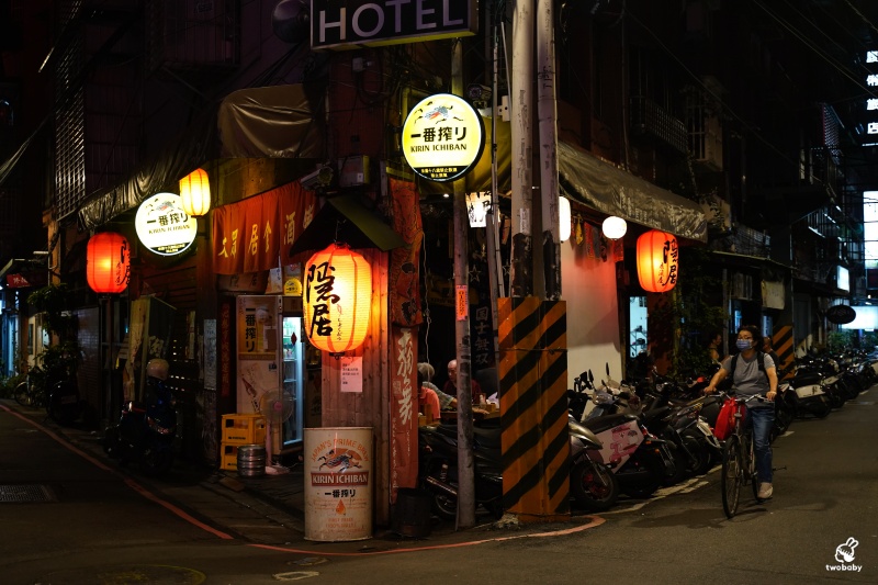 隱居いざかや居酒屋府中店 板橋超人氣平價居酒屋 濃濃懷舊風情 彷彿秒飛到日本！ @兔貝比的菲比尋嚐