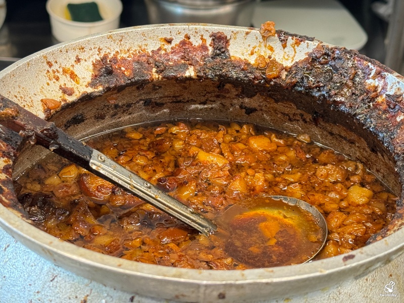 一頂香雞肉飯 招牌雞肉飯入口油香滑嫩 還有獨一無二的港式黑雞腿 色澤迷人香氣十足！ @兔貝比的菲比尋嚐