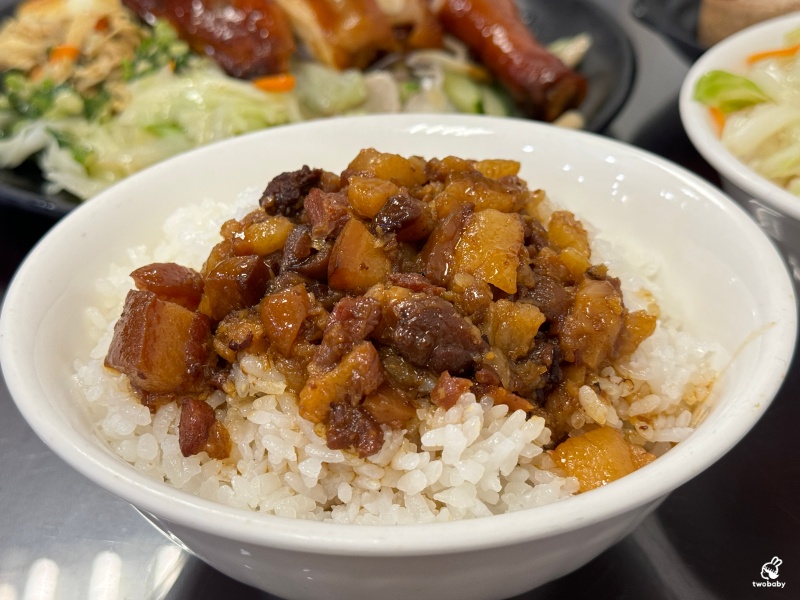 一頂香雞肉飯 招牌雞肉飯入口油香滑嫩 還有獨一無二的港式黑雞腿 色澤迷人香氣十足！ @兔貝比的菲比尋嚐