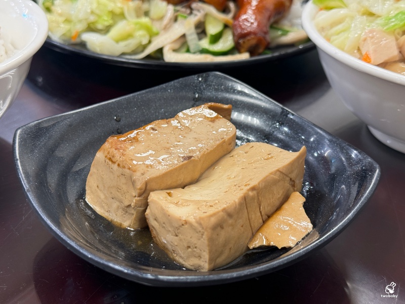 一頂香雞肉飯 招牌雞肉飯入口油香滑嫩 還有獨一無二的港式黑雞腿 色澤迷人香氣十足！ @兔貝比的菲比尋嚐