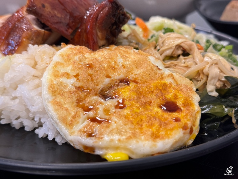 一頂香雞肉飯 招牌雞肉飯入口油香滑嫩 還有獨一無二的港式黑雞腿 色澤迷人香氣十足！ @兔貝比的菲比尋嚐