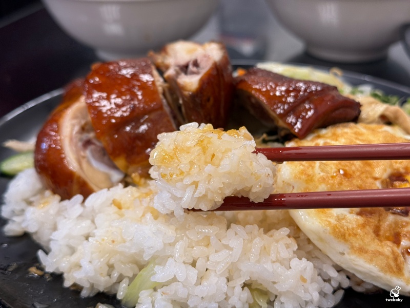 一頂香雞肉飯 招牌雞肉飯入口油香滑嫩 還有獨一無二的港式黑雞腿 色澤迷人香氣十足！ @兔貝比的菲比尋嚐