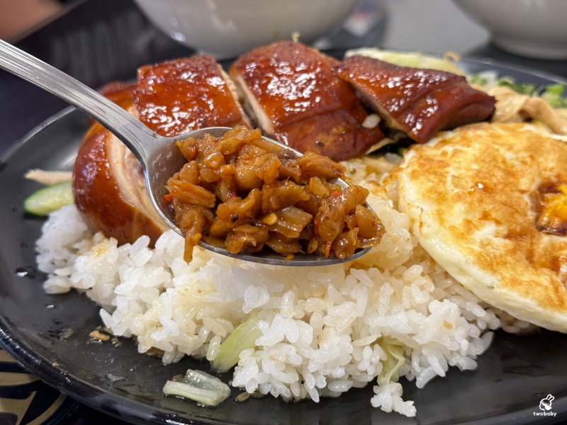 一頂香雞肉飯 招牌雞肉飯入口油香滑嫩 還有獨一無二的港式黑雞腿 色澤迷人香氣十足！ @兔貝比的菲比尋嚐