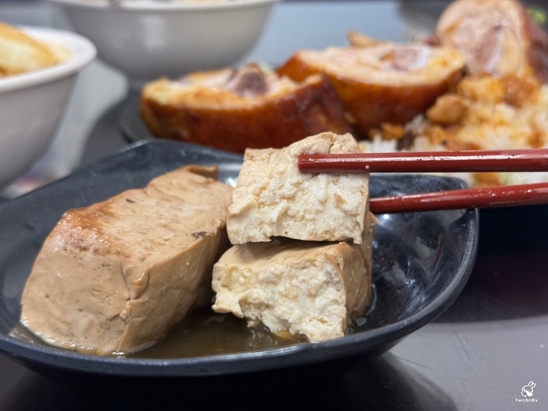 一頂香雞肉飯 招牌雞肉飯入口油香滑嫩 還有獨一無二的港式黑雞腿 色澤迷人香氣十足！ @兔貝比的菲比尋嚐