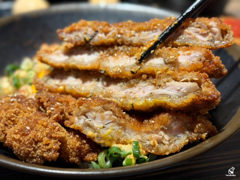 別有丼天丼飯咖哩烏龍麵 隱身在學區裡的平價丼飯只要百元起 飯多不加價 內用還有味噌湯、紅茶喝到飽！ @兔貝比的菲比尋嚐