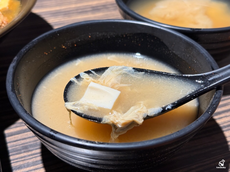 別有丼天丼飯咖哩烏龍麵 隱身在學區裡的平價丼飯只要百元起 飯多不加價 內用還有味噌湯、紅茶喝到飽！ @兔貝比的菲比尋嚐