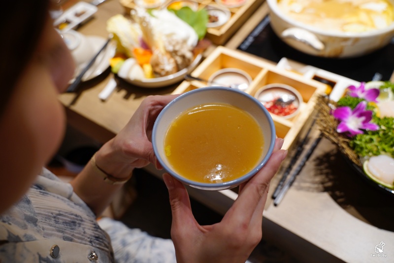 星曜雞湯 台北鍋物全新開幕 以熬雞精當火鍋湯底 陰陽合補號稱雞湯界的LV！ @兔貝比的菲比尋嚐