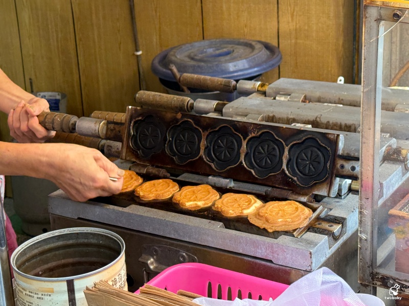 新竹城隍廟美食推薦 梅花雞蛋糕 古早味雞蛋糕 外酥內軟的可口點心！ @兔貝比的菲比尋嚐