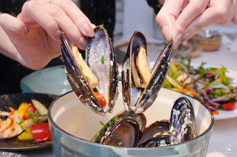 She’ll Oyster bar 敘 空運活體生蠔新鮮平價CP值破表 超狂生蠔塔想吃不用飛廣島 搭捷運就吃得到囉！ @兔貝比的菲比尋嚐