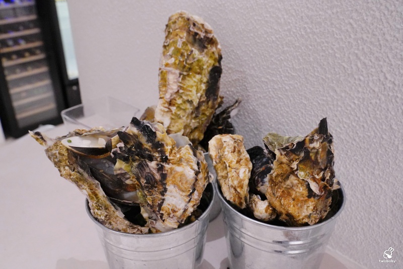 She’ll Oyster bar 敘 空運活體生蠔新鮮平價CP值破表 超狂生蠔塔想吃不用飛廣島 搭捷運就吃得到囉！ @兔貝比的菲比尋嚐