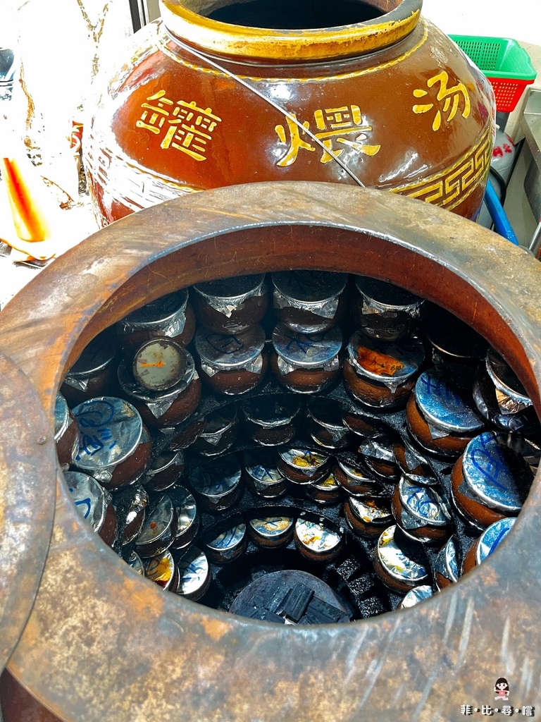 甕中甕炭火煨湯 來自江西傳統瓦罐老火煨湯只要銅板價  費時12小時煨出滿滿精華養生湯品！ @兔貝比的菲比尋嚐