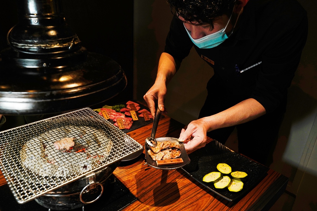 台北東區燒肉 上吉燒肉Yakiniku 頂級和牛盛合夢幻逸品一次滿足 專業代烤服務動口不動手爽度破表！ @兔貝比的菲比尋嚐
