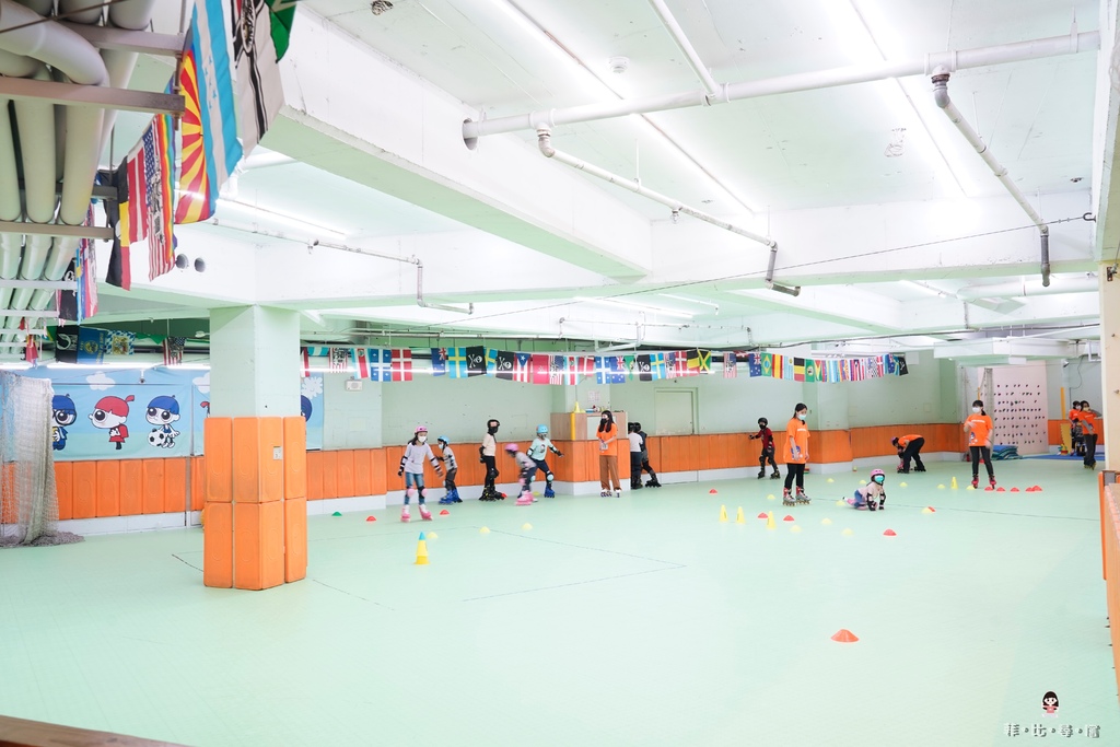 300坪超大空間 台北內湖室內直排輪教學 1對1教學減少人與人接觸 遊戲帶入教學 小朋友玩得不亦樂乎！二訪 @兔貝比的菲比尋嚐