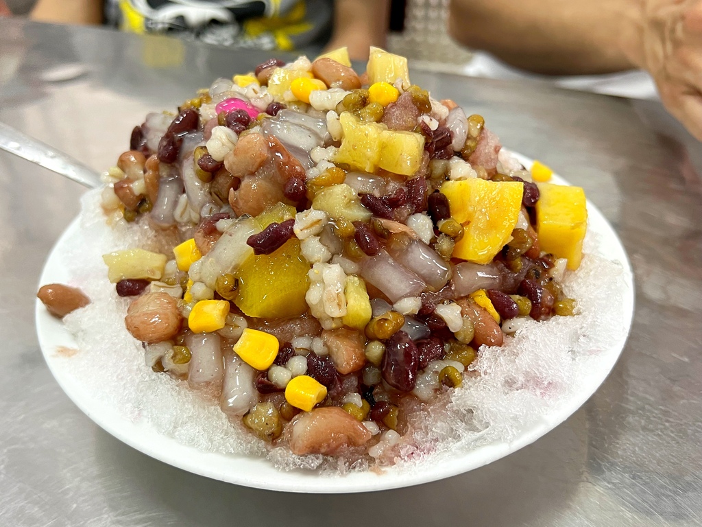 小涼園冰菓室 頭城必吃美食 近70年的古早味剉冰專賣店 招牌八寶冰夏季限定開賣囉！ @兔貝比的菲比尋嚐